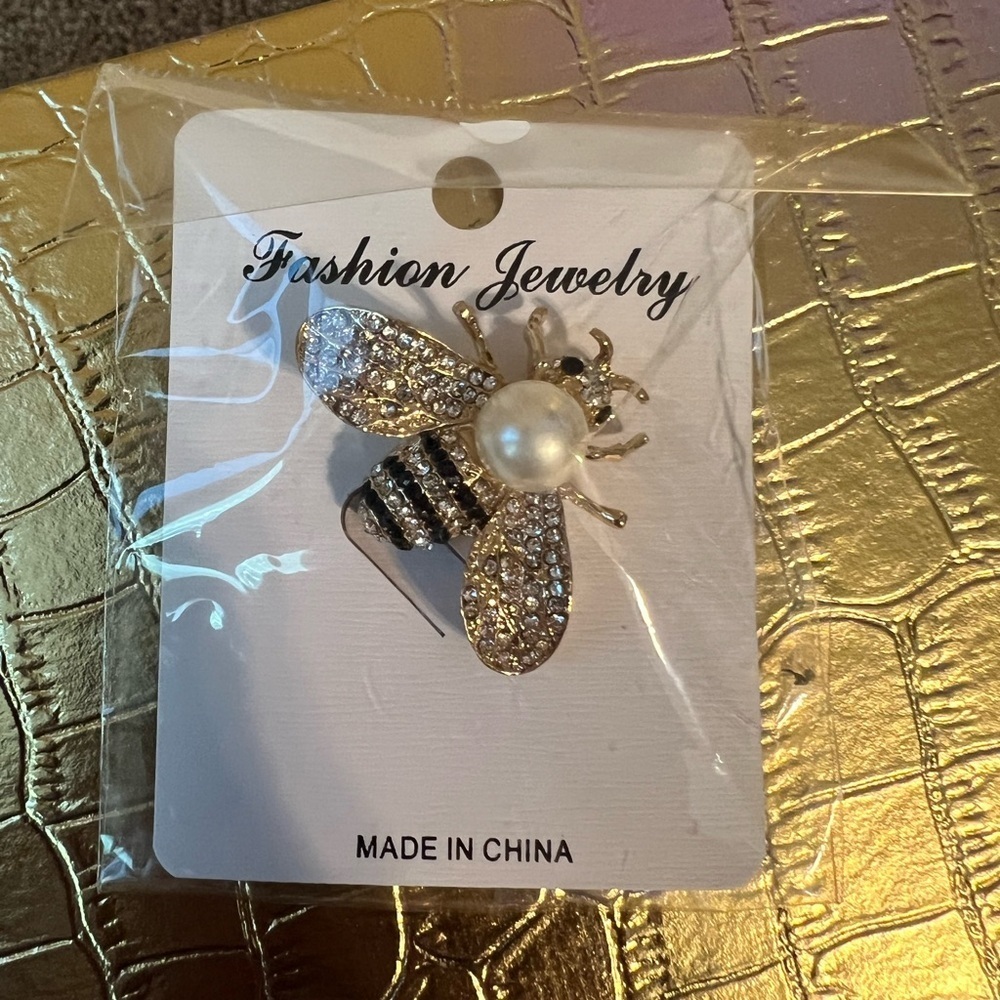 Gold and Silver Floral Brooch with Crystal Details - Picture 3 of 5